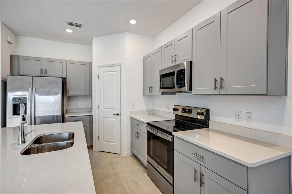 В аренду: $1,950 (3 спален, 2 ванн, 1365 Квадратных фут)