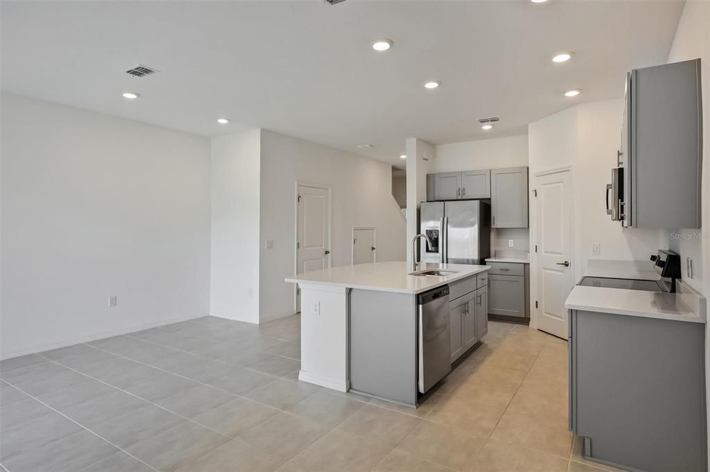 В аренду: $1,950 (3 спален, 2 ванн, 1365 Квадратных фут)