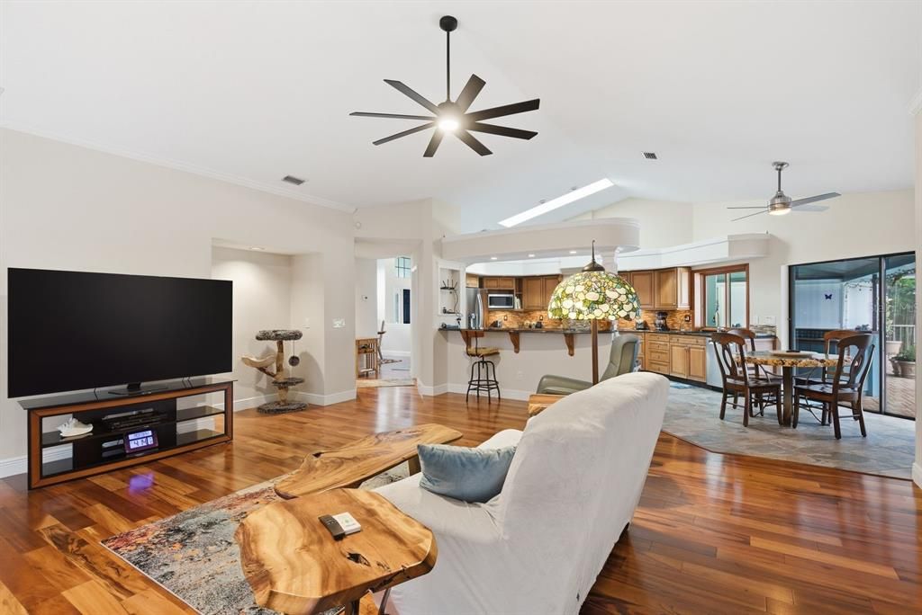 En Venta: $975,000 (5 camas, 3 baños, 3259 Pies cuadrados)