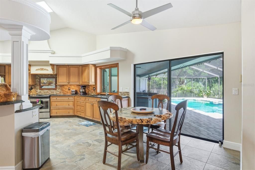 En Venta: $975,000 (5 camas, 3 baños, 3259 Pies cuadrados)