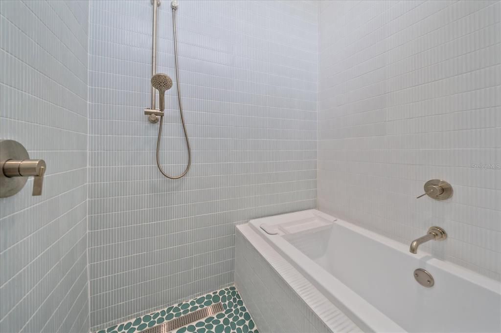 For Sale: $1,225,000 (4 beds, 4 baths, 2421 Square Feet)