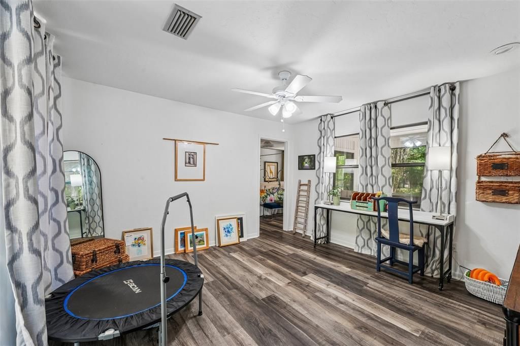 Activo con contrato: $372,900 (3 camas, 2 baños, 1561 Pies cuadrados)