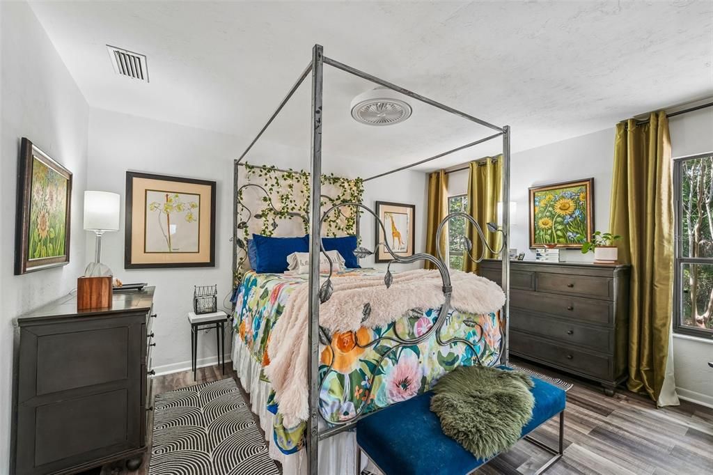 Activo con contrato: $372,900 (3 camas, 2 baños, 1561 Pies cuadrados)