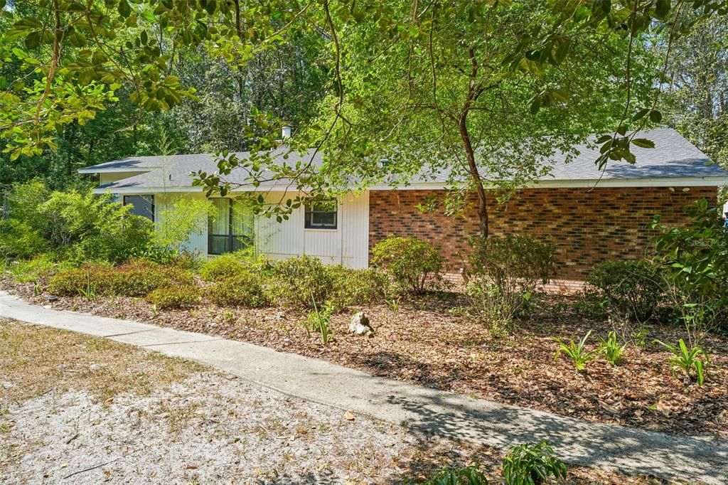 Activo con contrato: $372,900 (3 camas, 2 baños, 1561 Pies cuadrados)