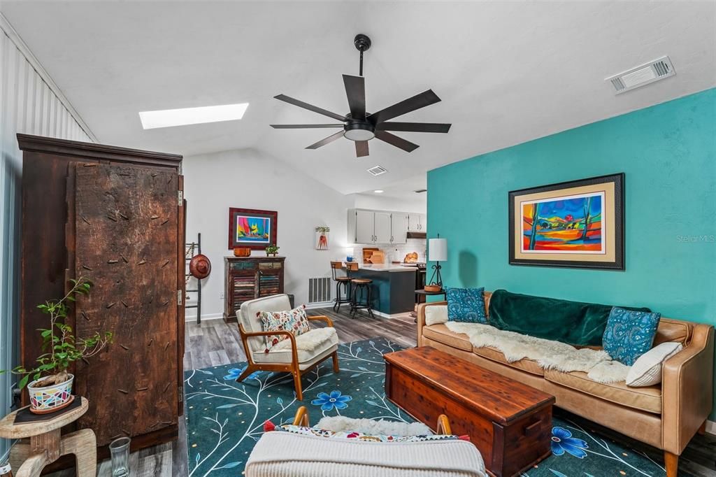 Activo con contrato: $372,900 (3 camas, 2 baños, 1561 Pies cuadrados)