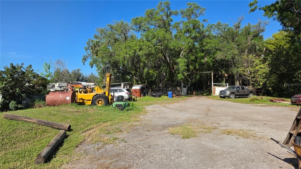 На продажу: $2,750,000 (2.68 acres)