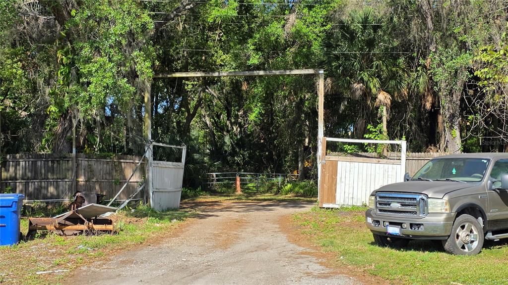 На продажу: $2,750,000 (2.68 acres)