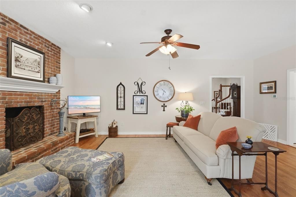 Activo con contrato: $799,000 (4 camas, 3 baños, 3144 Pies cuadrados)