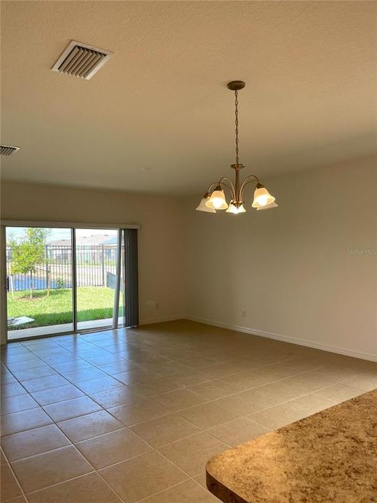Activo con contrato: $1,895 (3 camas, 2 baños, 1545 Pies cuadrados)