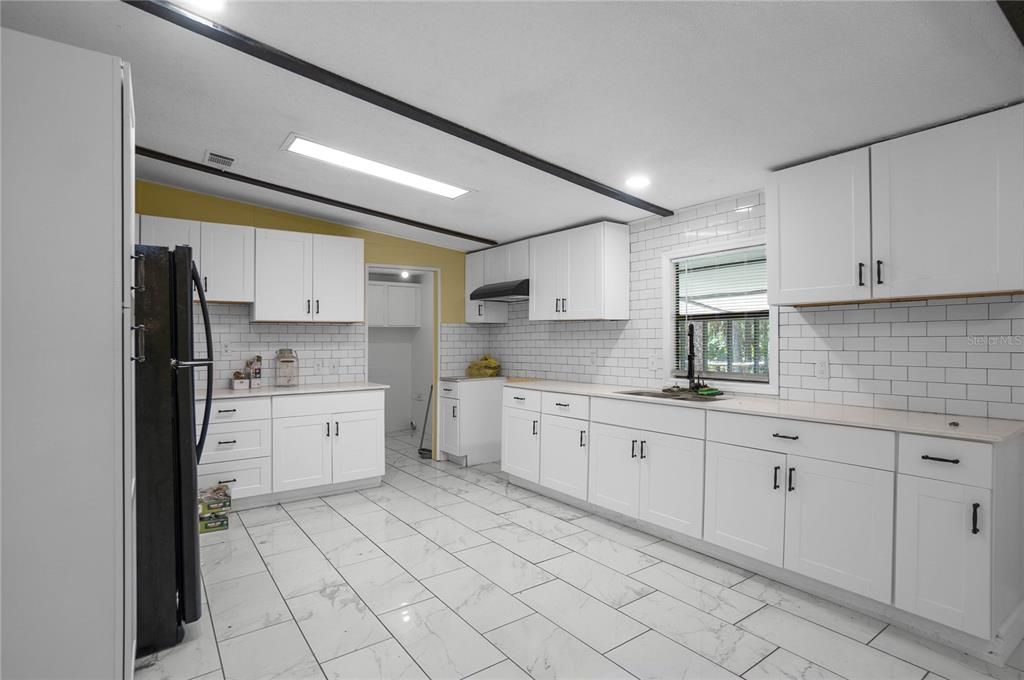 For Sale: $199,900 (3 beds, 2 baths, 1404 Square Feet)