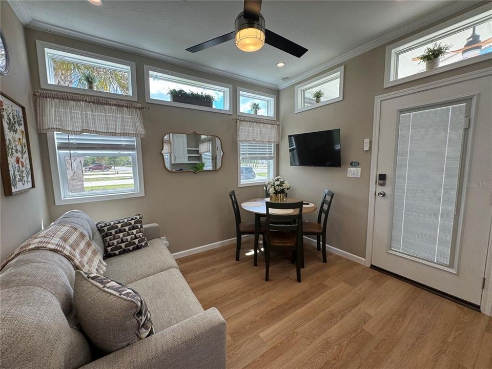 For Sale: $369,900 (1 beds, 1 baths, 460 Square Feet)