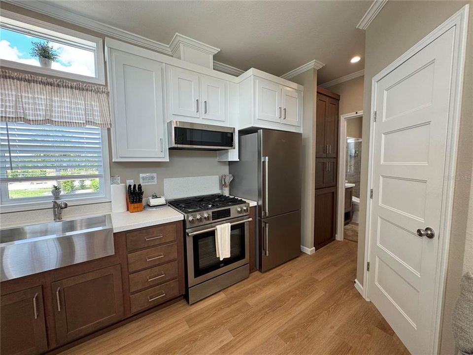 For Sale: $369,900 (1 beds, 1 baths, 460 Square Feet)