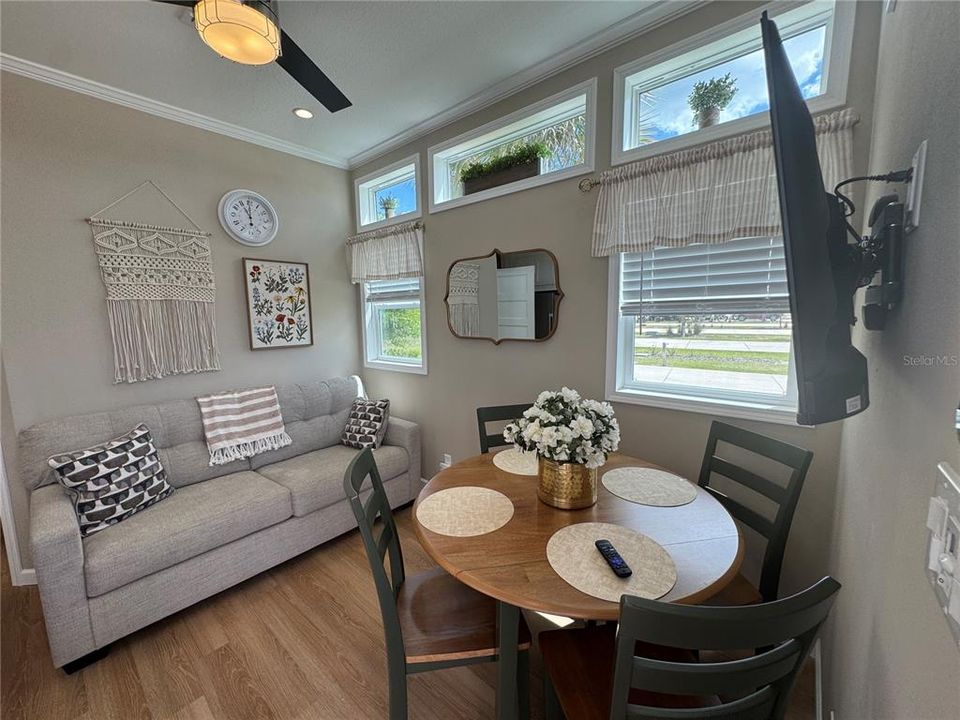 For Sale: $369,900 (1 beds, 1 baths, 460 Square Feet)