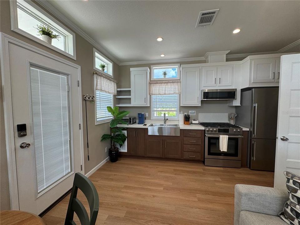 For Sale: $369,900 (1 beds, 1 baths, 460 Square Feet)