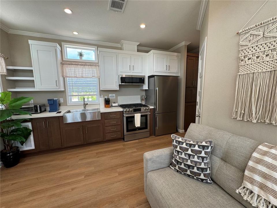 For Sale: $369,900 (1 beds, 1 baths, 460 Square Feet)