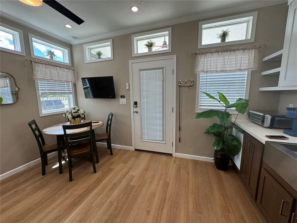 For Sale: $369,900 (1 beds, 1 baths, 460 Square Feet)