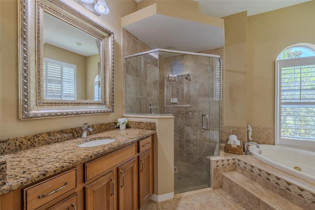 Activo con contrato: $650,000 (5 camas, 3 baños, 3356 Pies cuadrados)