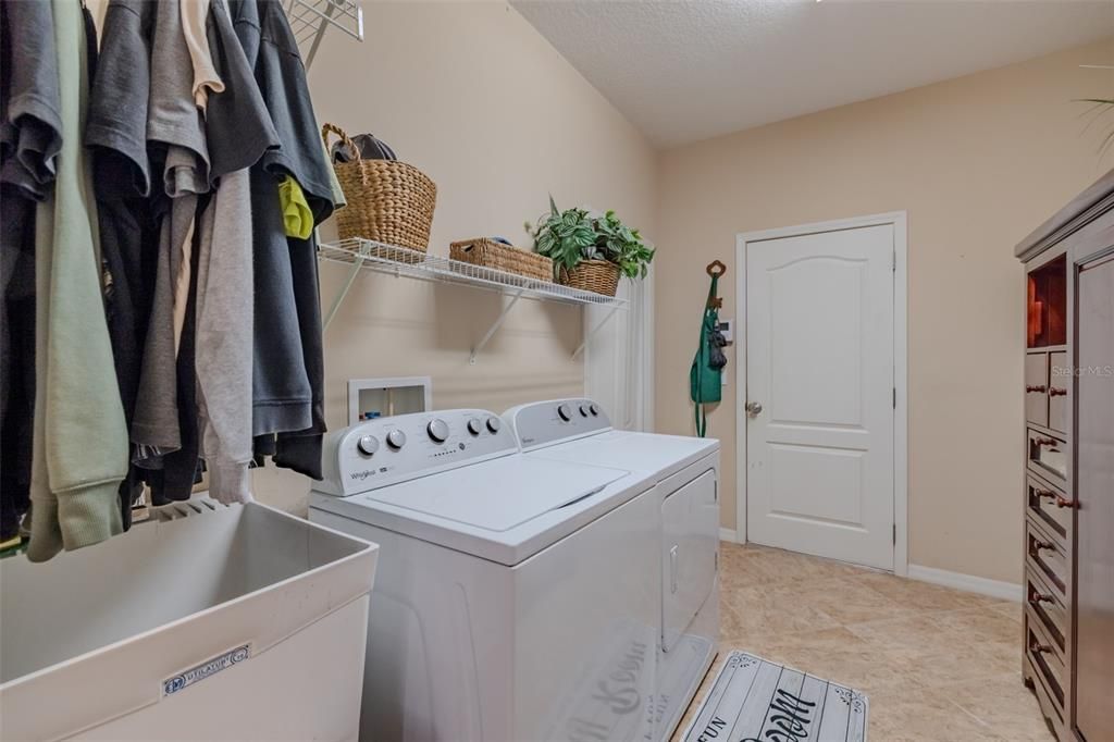 Activo con contrato: $650,000 (5 camas, 3 baños, 3356 Pies cuadrados)