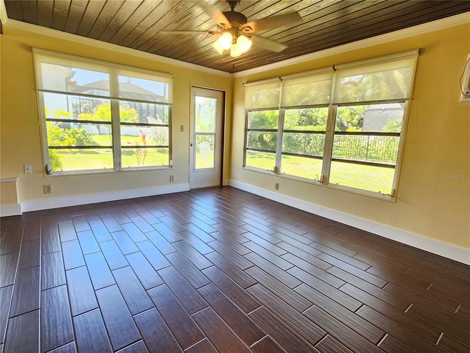 For Rent: $2,600 (2 beds, 1 baths, 1417 Square Feet)