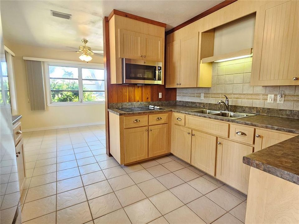 For Rent: $2,600 (2 beds, 1 baths, 1417 Square Feet)