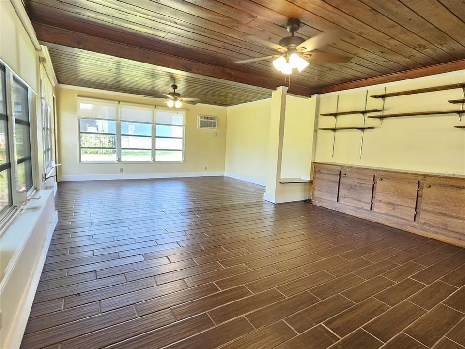 For Rent: $2,600 (2 beds, 1 baths, 1417 Square Feet)