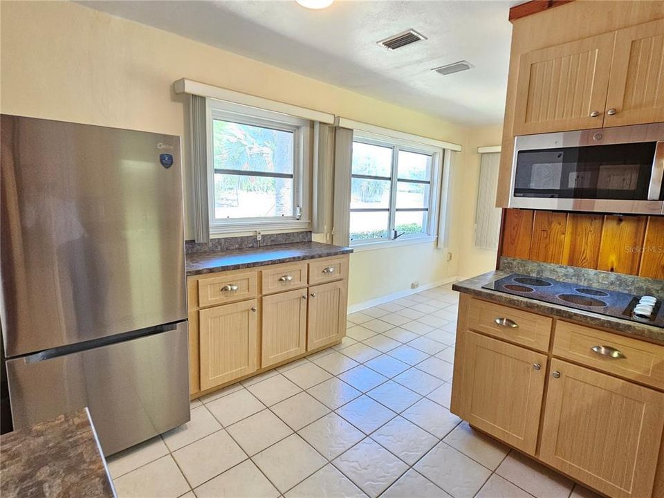For Rent: $2,600 (2 beds, 1 baths, 1417 Square Feet)