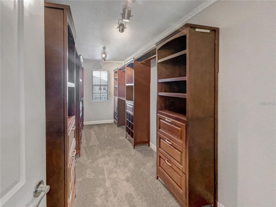 Activo con contrato: $3,100 (4 camas, 2 baños, 2346 Pies cuadrados)