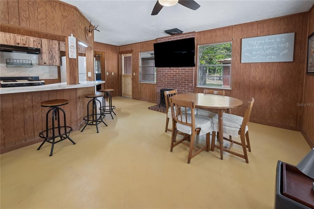 For Sale: $295,000 (2 beds, 1 baths, 1640 Square Feet)