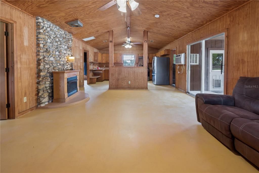 For Sale: $295,000 (2 beds, 1 baths, 1640 Square Feet)