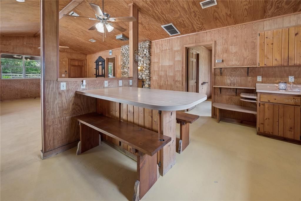 For Sale: $295,000 (2 beds, 1 baths, 1640 Square Feet)
