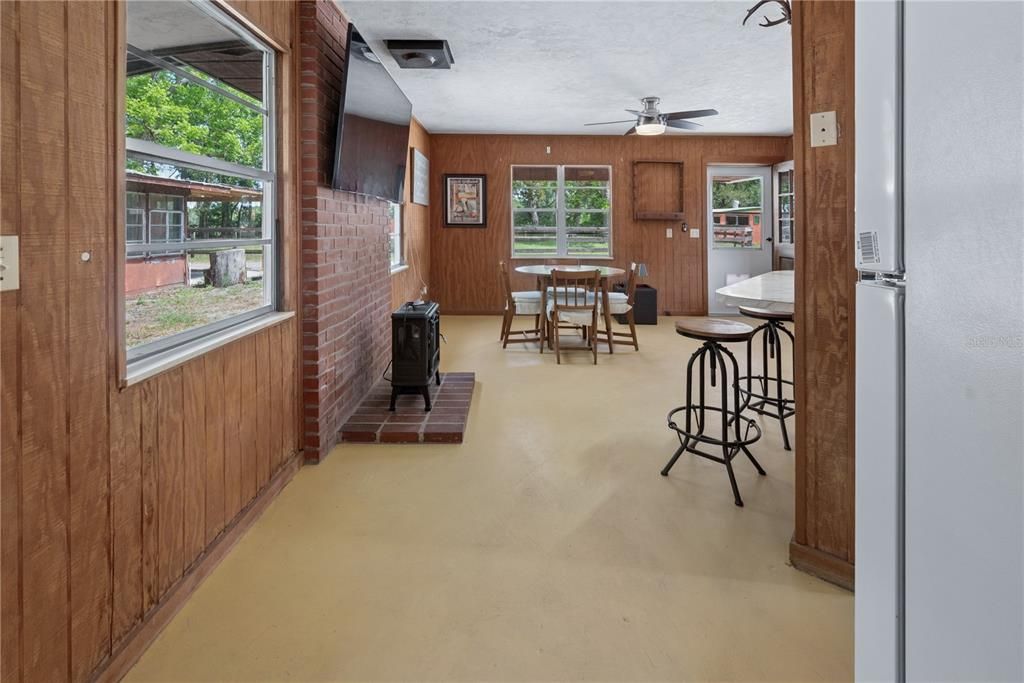 For Sale: $295,000 (2 beds, 1 baths, 1640 Square Feet)