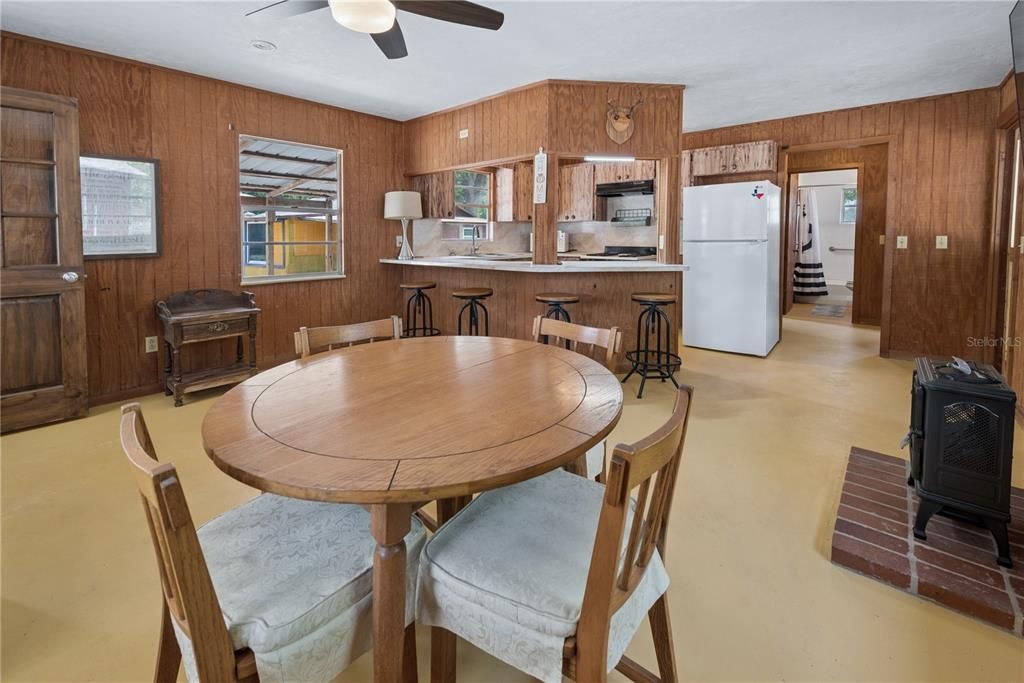For Sale: $295,000 (2 beds, 1 baths, 1640 Square Feet)