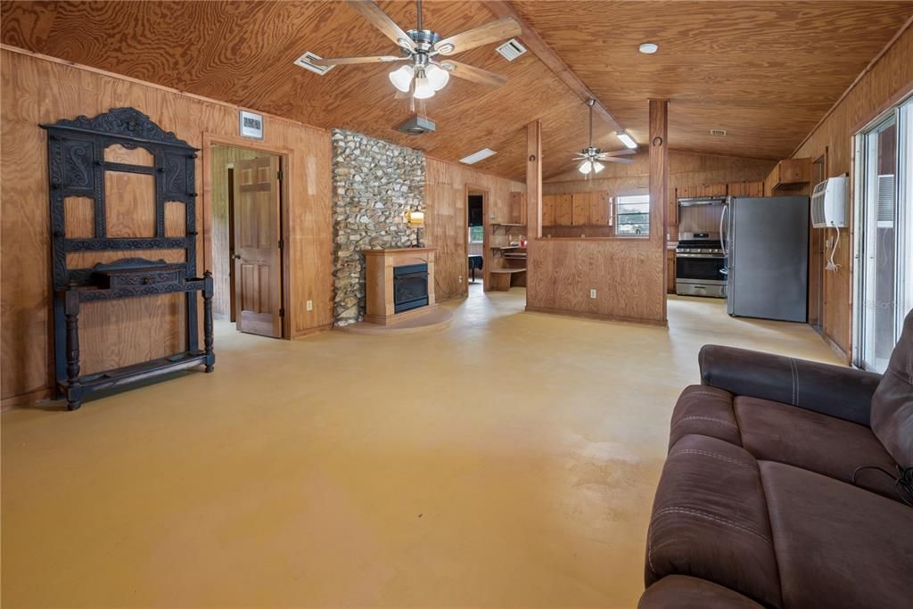For Sale: $295,000 (2 beds, 1 baths, 1640 Square Feet)