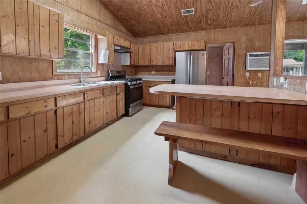 For Sale: $295,000 (2 beds, 1 baths, 1640 Square Feet)