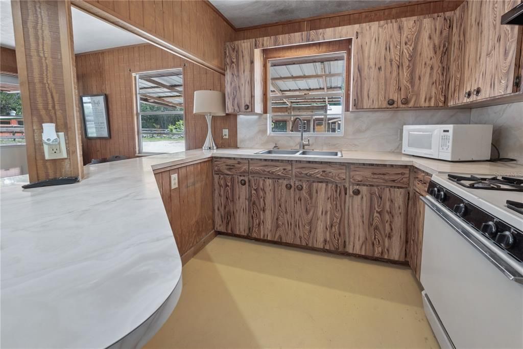 For Sale: $295,000 (2 beds, 1 baths, 1640 Square Feet)