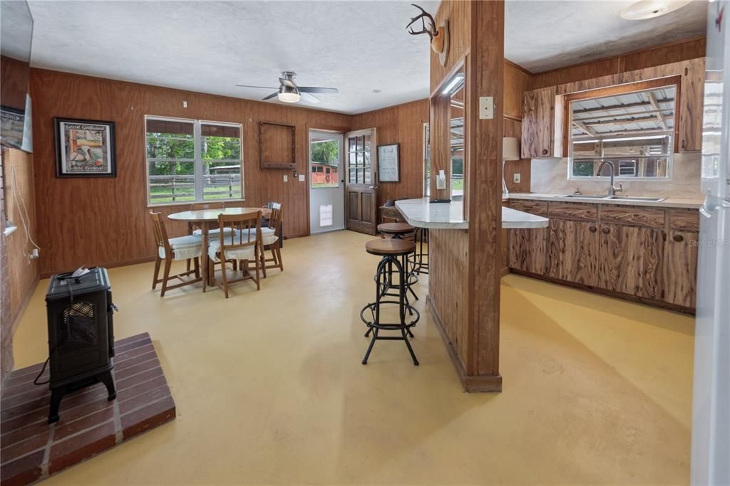 For Sale: $295,000 (2 beds, 1 baths, 1640 Square Feet)