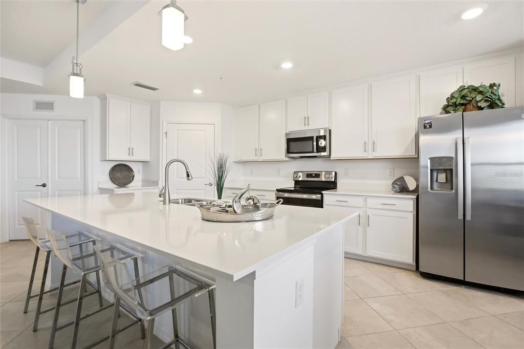 Activo con contrato: $295,000 (2 camas, 2 baños, 1438 Pies cuadrados)