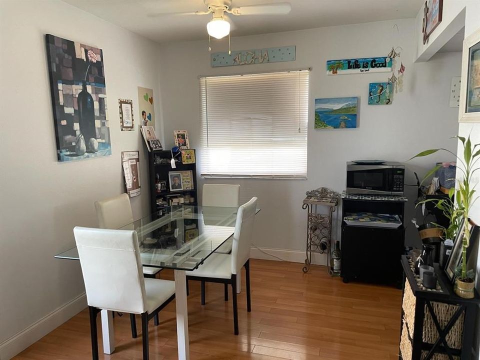 For Sale: $130,000 (2 beds, 2 baths, 988 Square Feet)