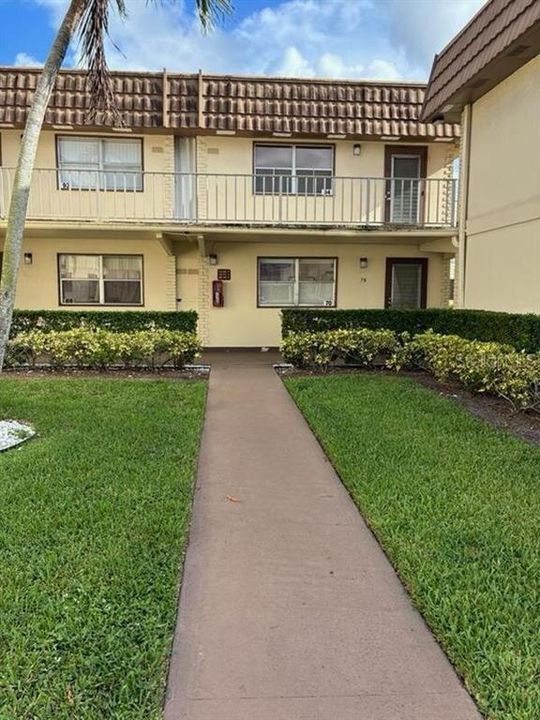 For Sale: $130,000 (2 beds, 2 baths, 988 Square Feet)