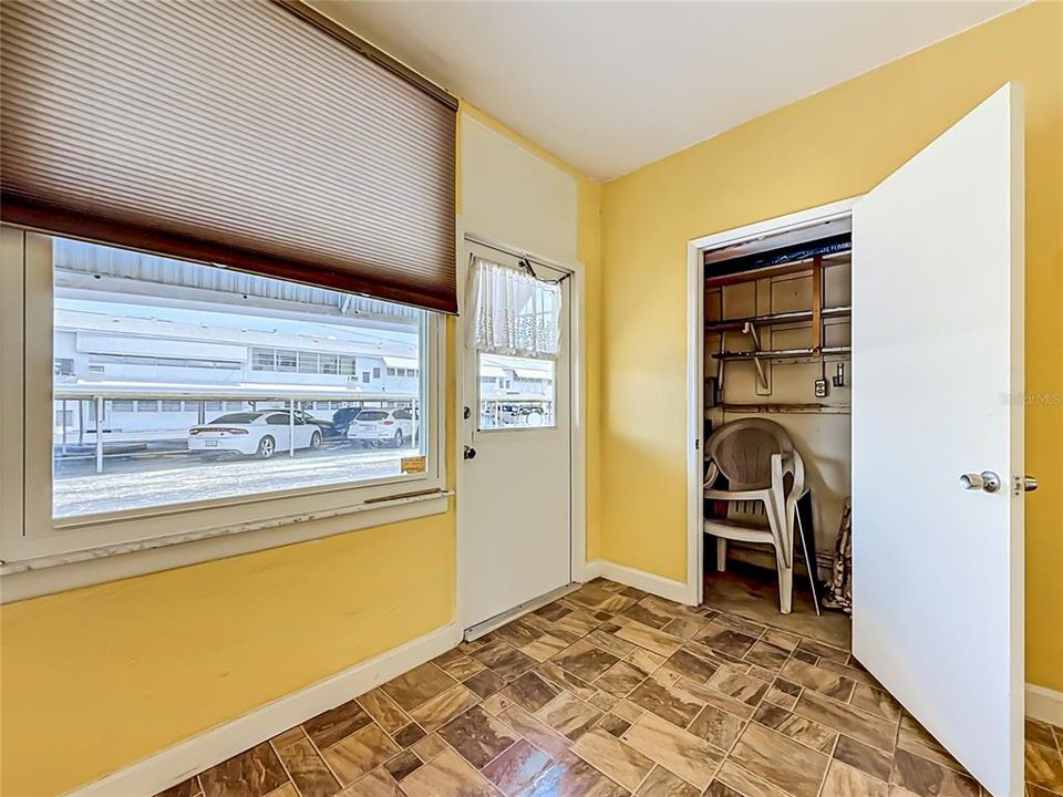 На продажу: $89,000 (2 спален, 2 ванн, 910 Квадратных фут)