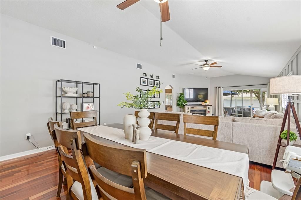 Activo con contrato: $319,900 (3 camas, 2 baños, 1726 Pies cuadrados)