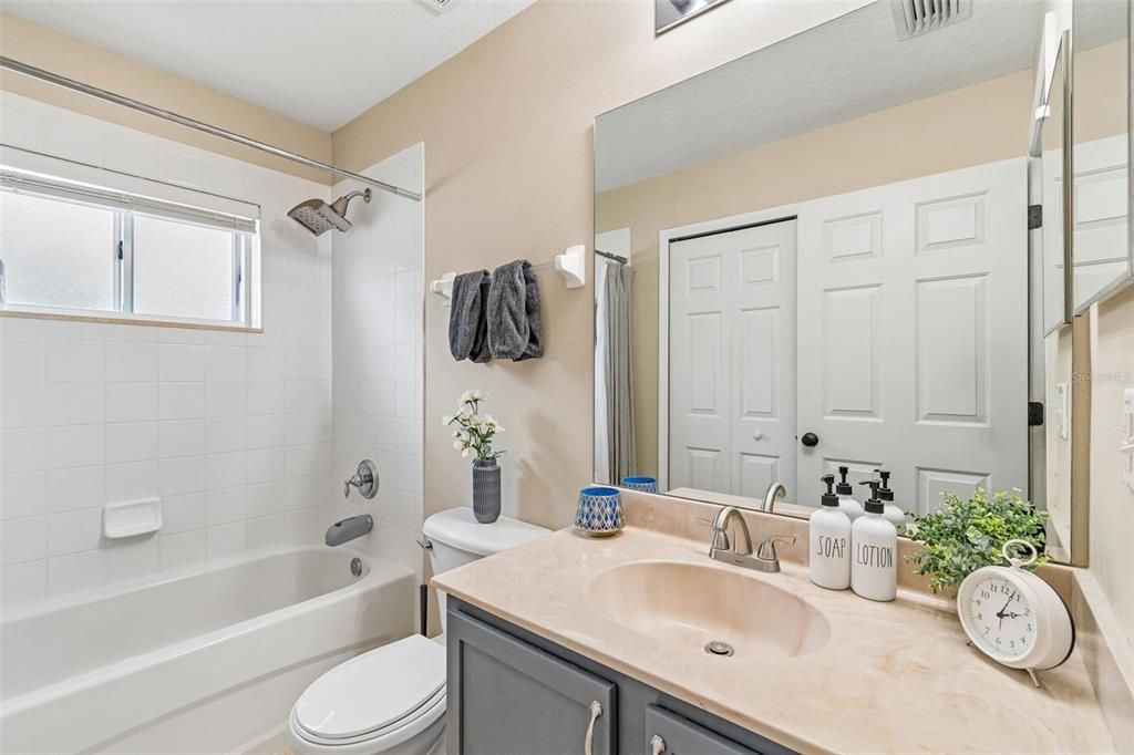 Activo con contrato: $319,900 (3 camas, 2 baños, 1726 Pies cuadrados)