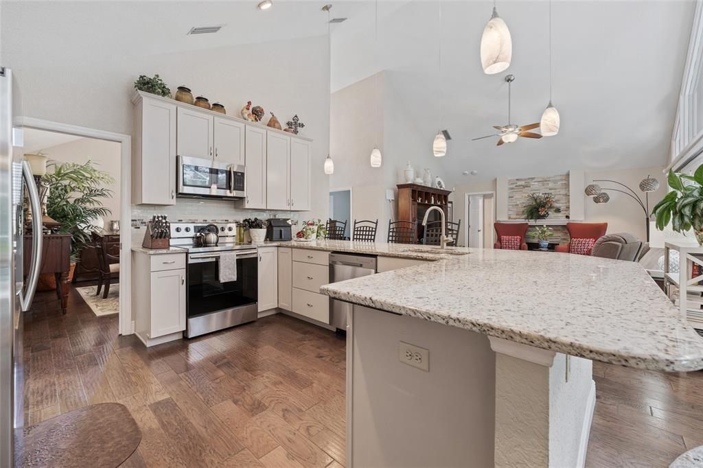 Activo con contrato: $599,999 (4 camas, 2 baños, 2226 Pies cuadrados)