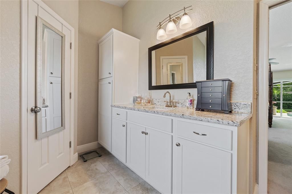 Activo con contrato: $599,999 (4 camas, 2 baños, 2226 Pies cuadrados)