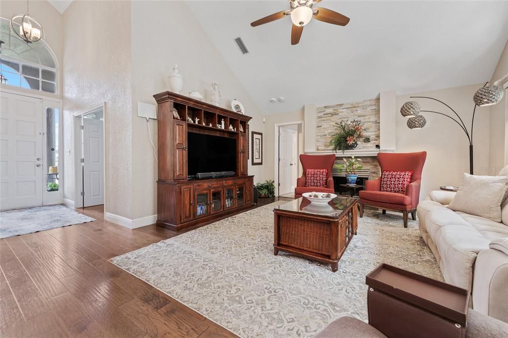 Activo con contrato: $599,999 (4 camas, 2 baños, 2226 Pies cuadrados)
