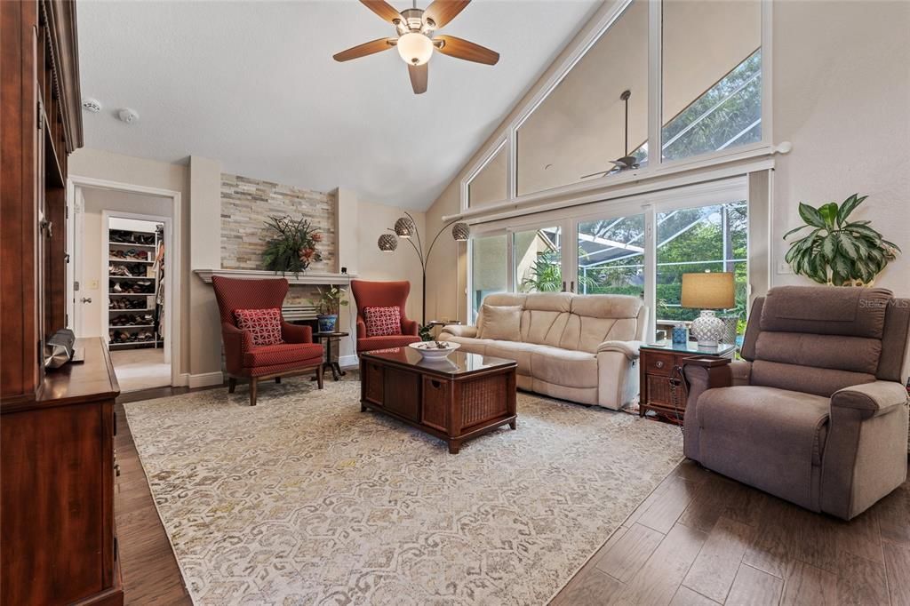 Activo con contrato: $599,999 (4 camas, 2 baños, 2226 Pies cuadrados)