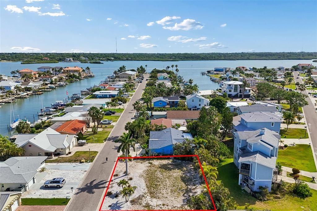 На продажу: $350,000 (0.14 acres)