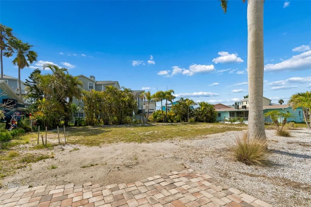 На продажу: $350,000 (0.14 acres)