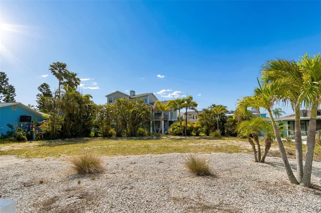 На продажу: $350,000 (0.14 acres)