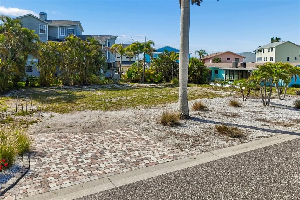 На продажу: $350,000 (0.14 acres)